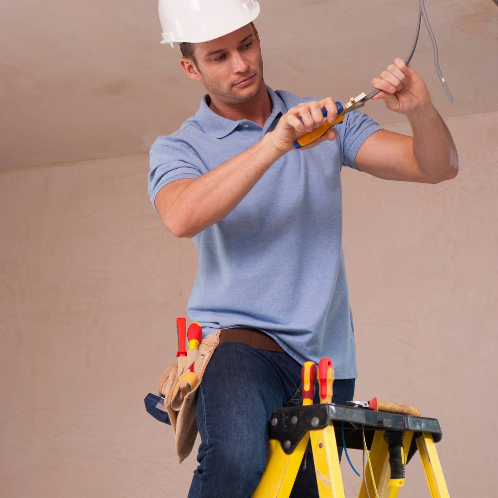 Eletricista profissional trabalhando